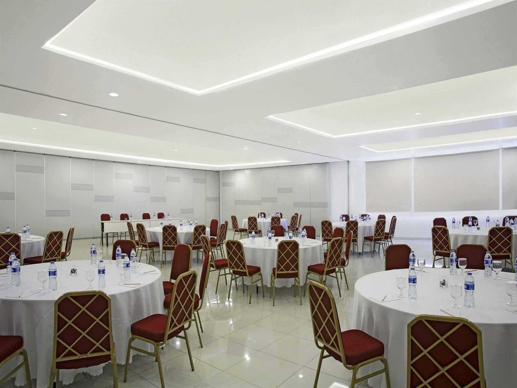 Amaris Hotel Mangga Dua Square Джакарта Екстериор снимка