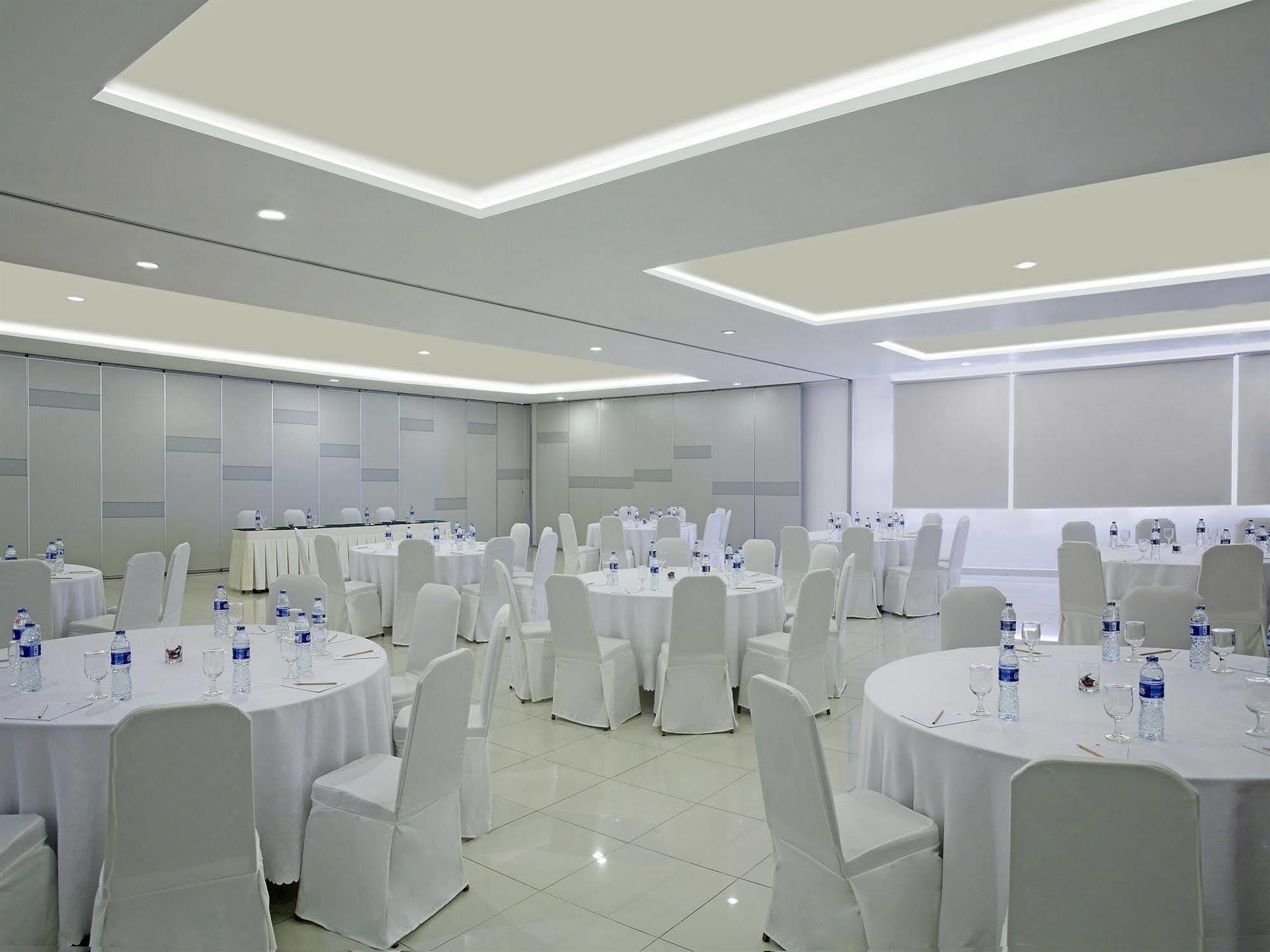 Amaris Hotel Mangga Dua Square Джакарта Екстериор снимка
